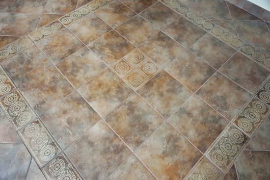 Outdoor ceramic floor tiles with accent tiles